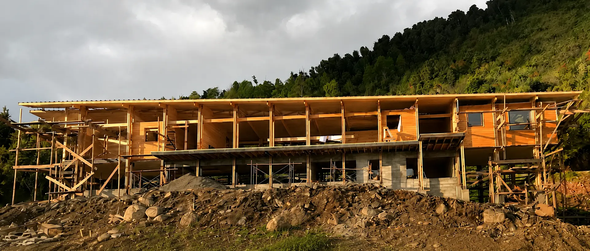 Vivienda unifamiliar de dos pisos con estructura de madera en construcción en el sur de Chile