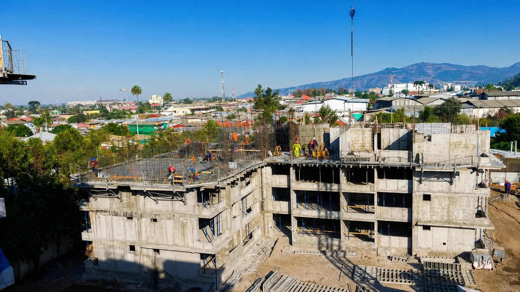 Edificio inmobiliario de hormigón armado en construcción con grúa torre - Quilpué, Valparaíso